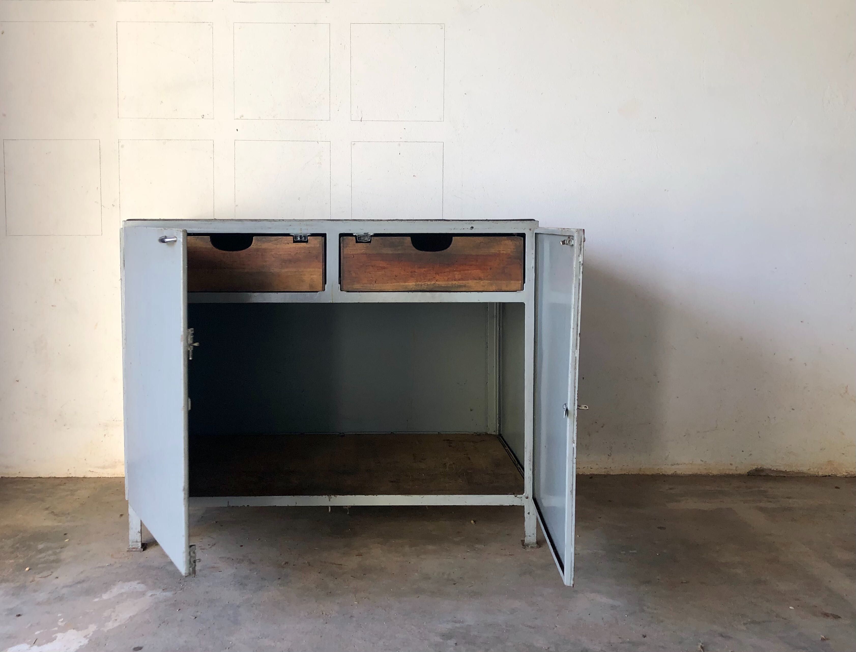 Armário/ bancada em ferro com interior em madeira