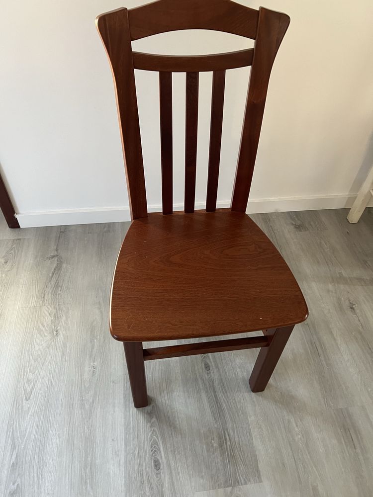 Mesa em madeira extensivel com 6 cadeiras
