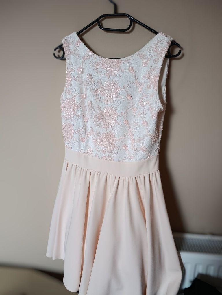 Elegancka brzoskwiniowa sukienka