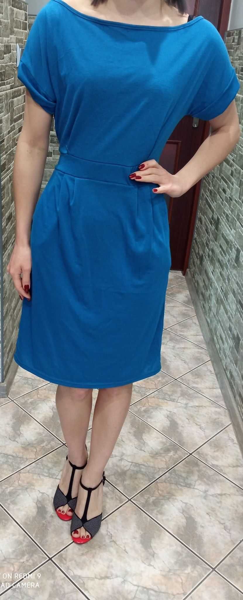Piękna nowa letnia niebieska sukienka z krótkim rękawkiem.