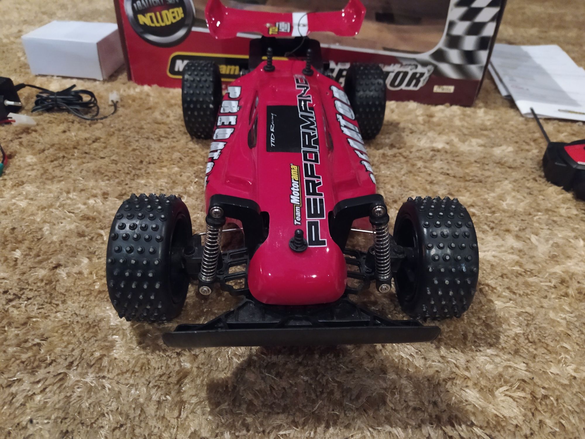 Carro telecomandado a bateria Motorama R/C Predator na caixa