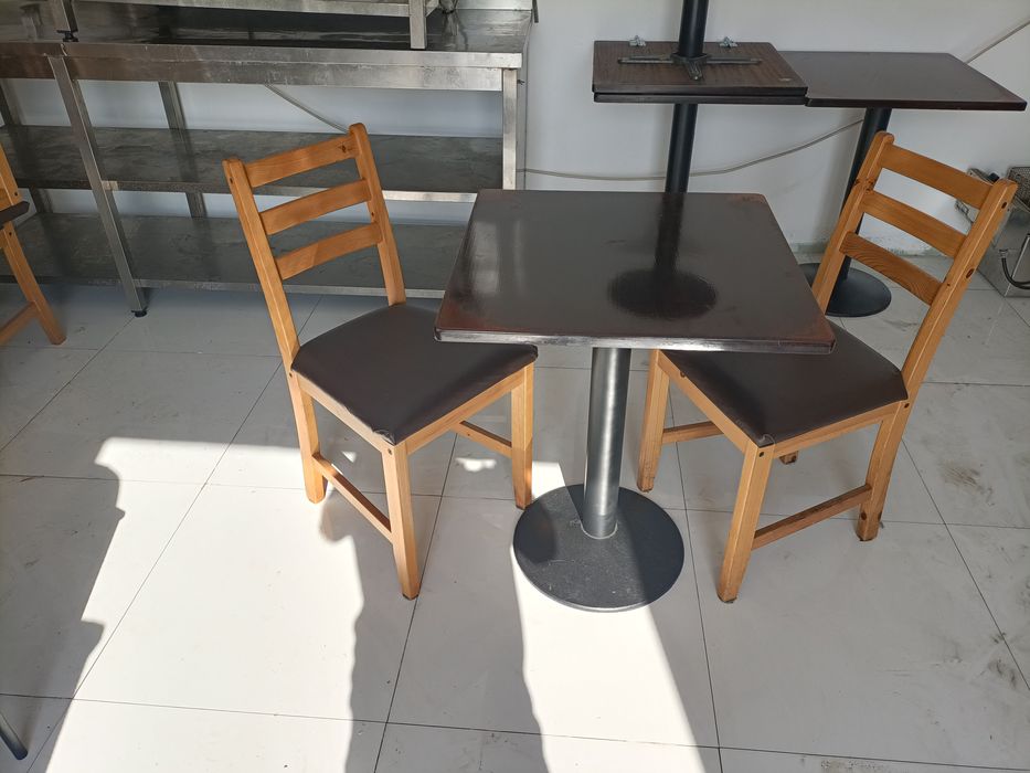 Conjunto de 17 mesas e 34 cadeiras de restaurante