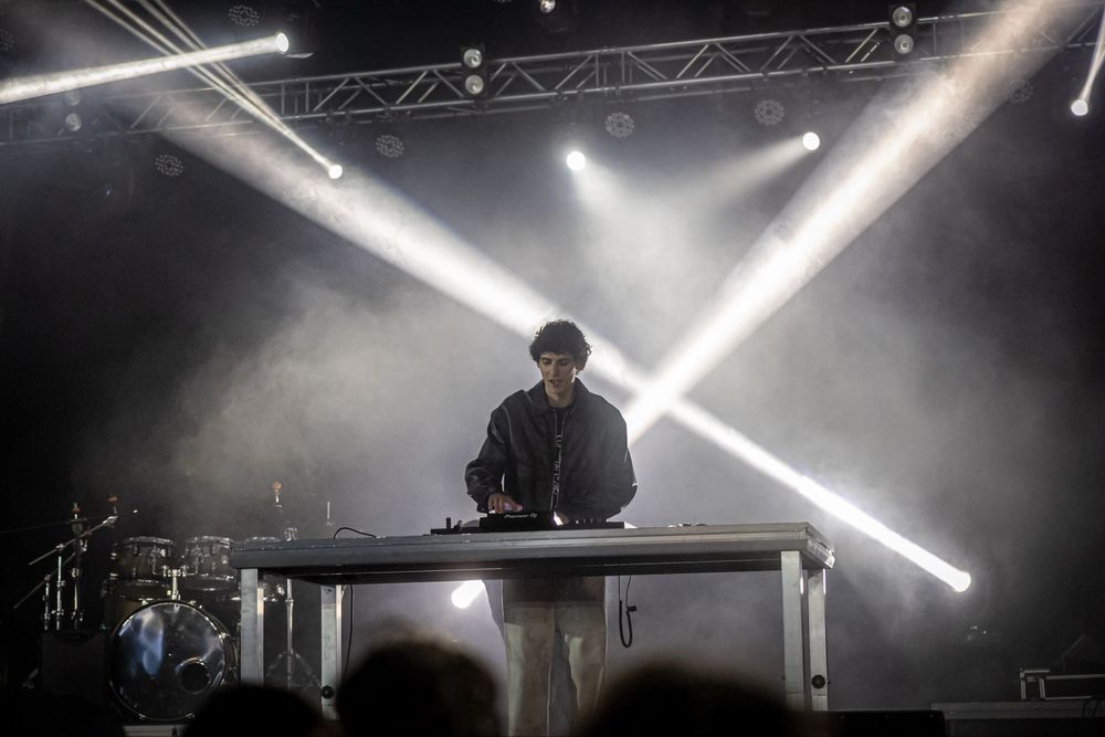 DJ/SOM/LUZ para festas