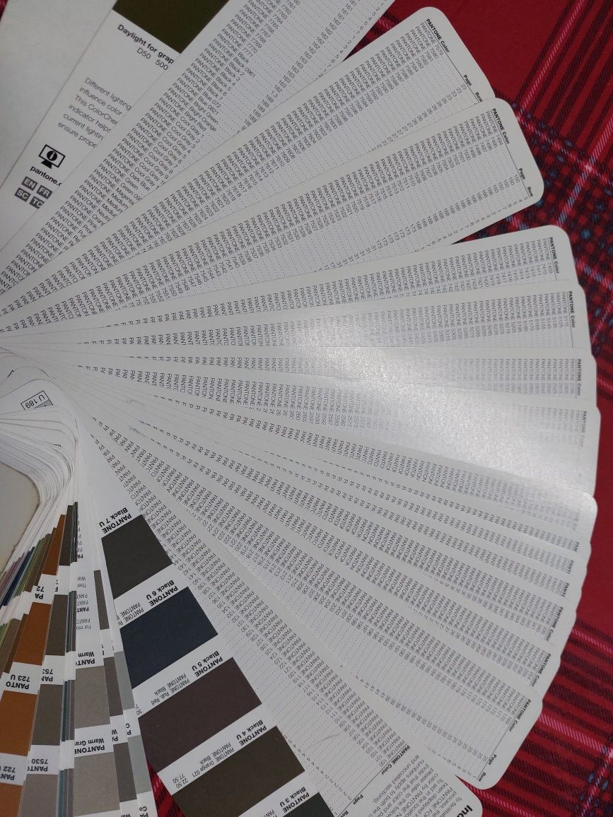 Livro pantone ano 2023 solid uncoated