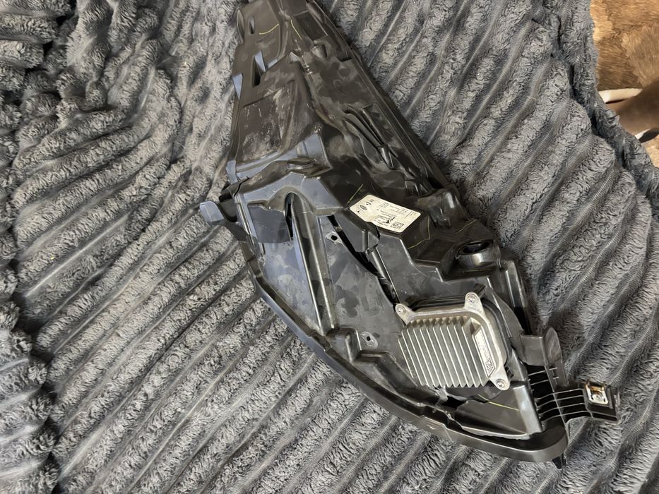 Фара тесла У оригинал целая и битая