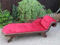 szezlong sofa kanapa bordowy drewniana rama