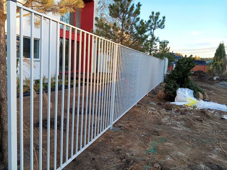 Секційний зварний паркан із профільної оцинкованої труби + монтаж.