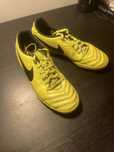 Chuteiras Nike Tiempo amarelas fluorescentes