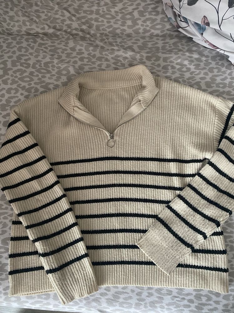 sweter beżowy z suwakiem w czarne paski