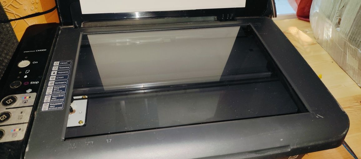Принтер Epson cx4300 з СМПЧ.

Довго стояв пару років, без шнурів, не