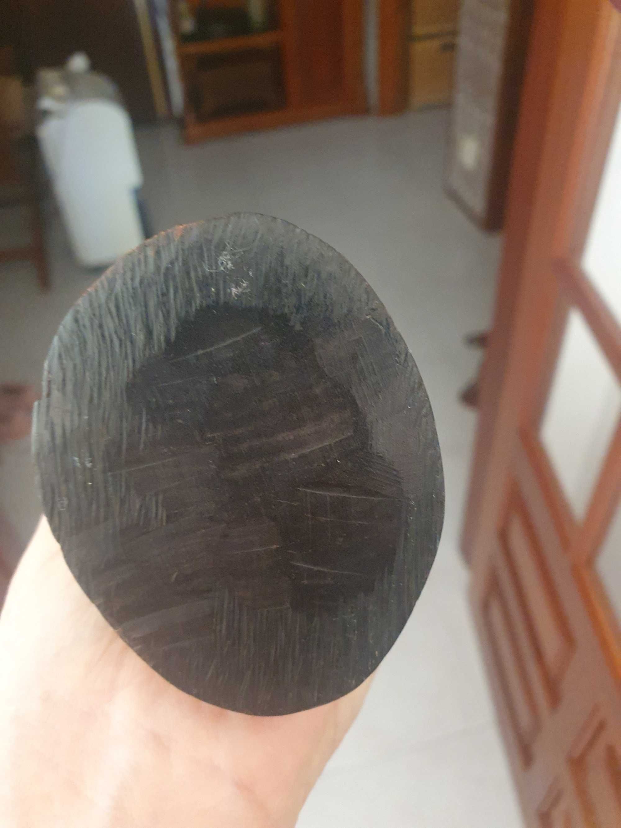 Busto em pau preto