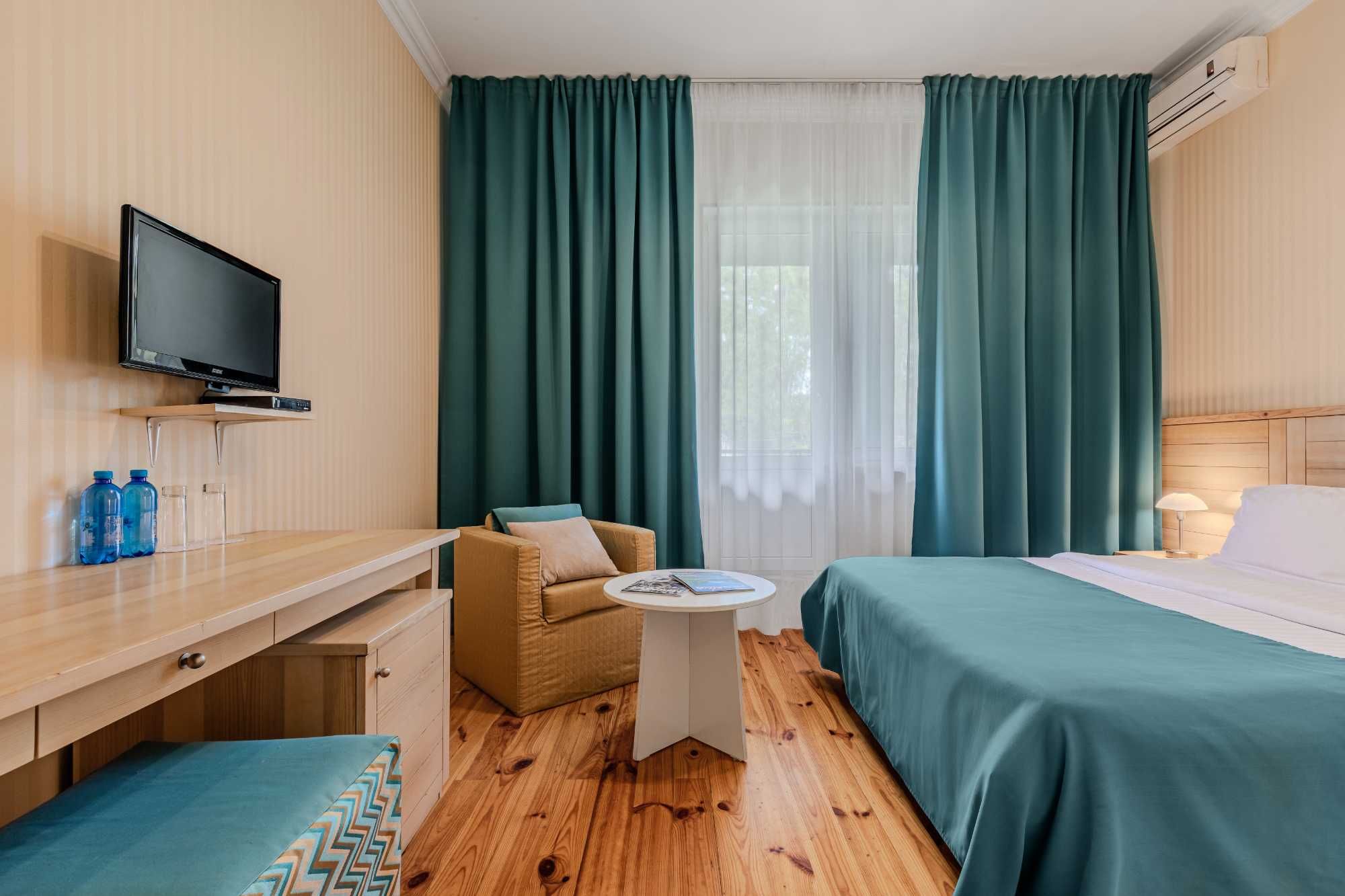 Подобова оренда номера в заміському готелі "Seasons Spa"
