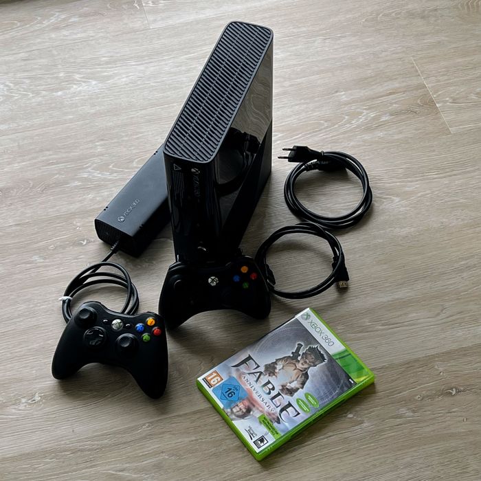 Xbox 360 E + Acessórios + Jogo