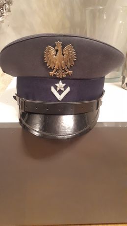 czapka służbowa funkcjonariusza Służby Więziennej.