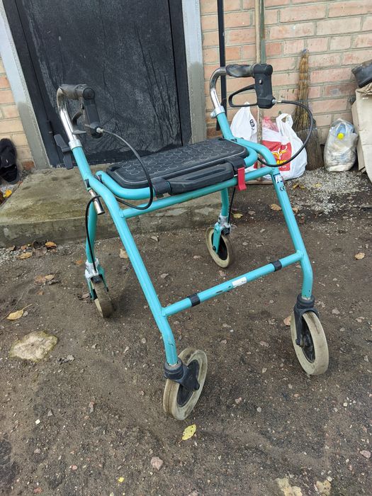 Продам ходунки на колесах с тормозами