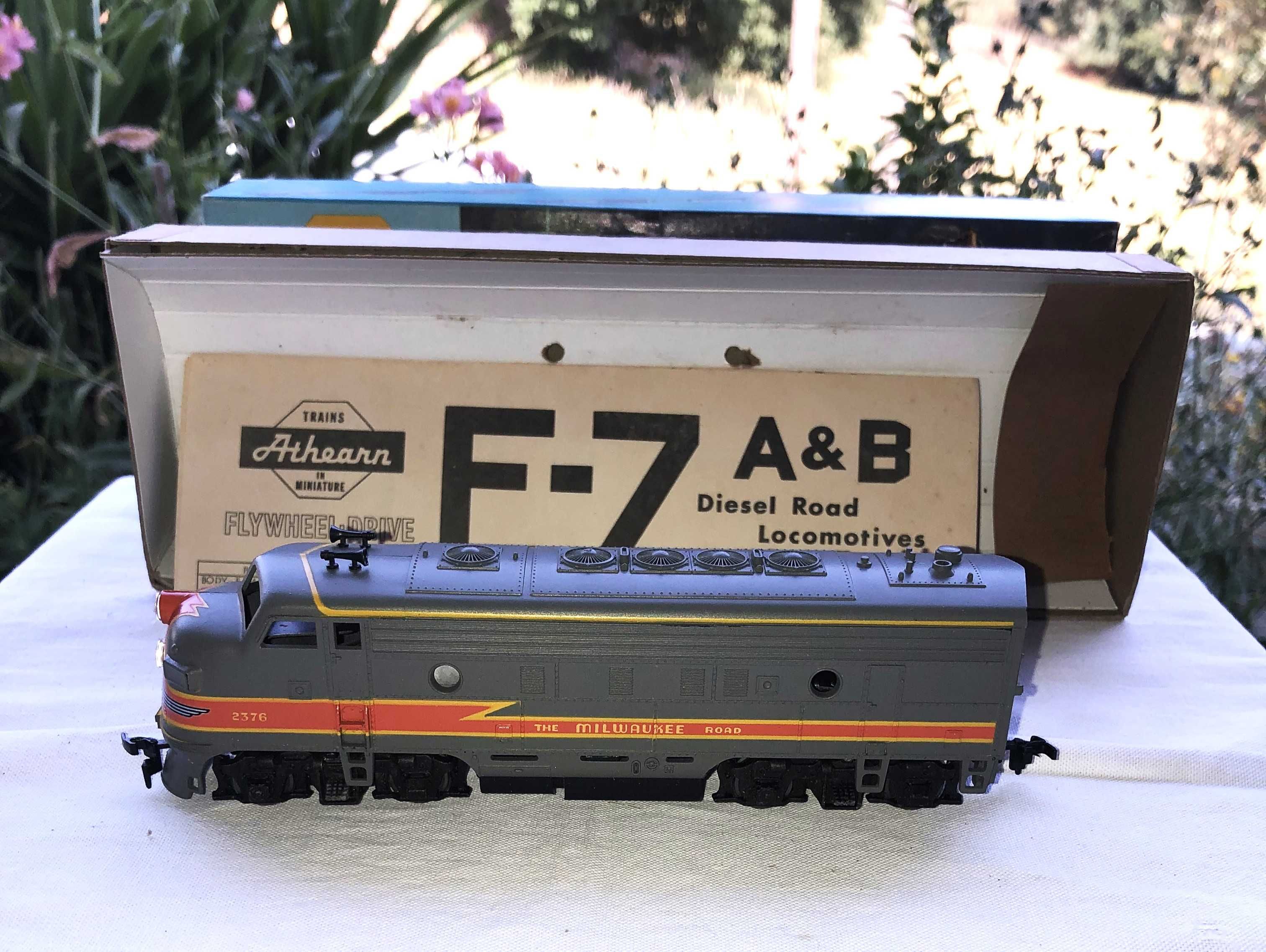 ATHEARN 3217 e 3018, locomotiva F7 e reboque