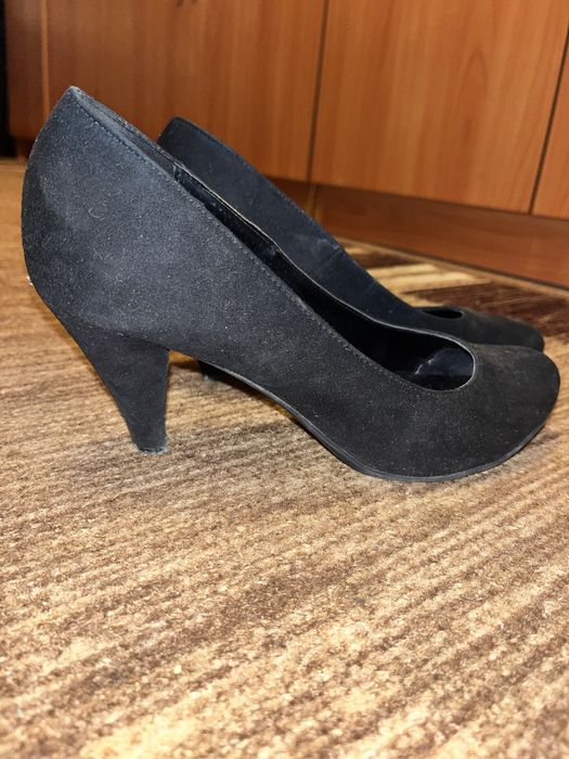 Zamszowe buty na obcasie Graceland