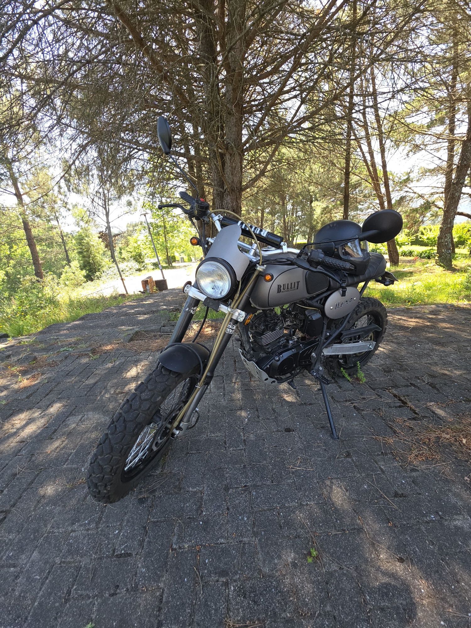 Bullit Hero 125cc + Capacete