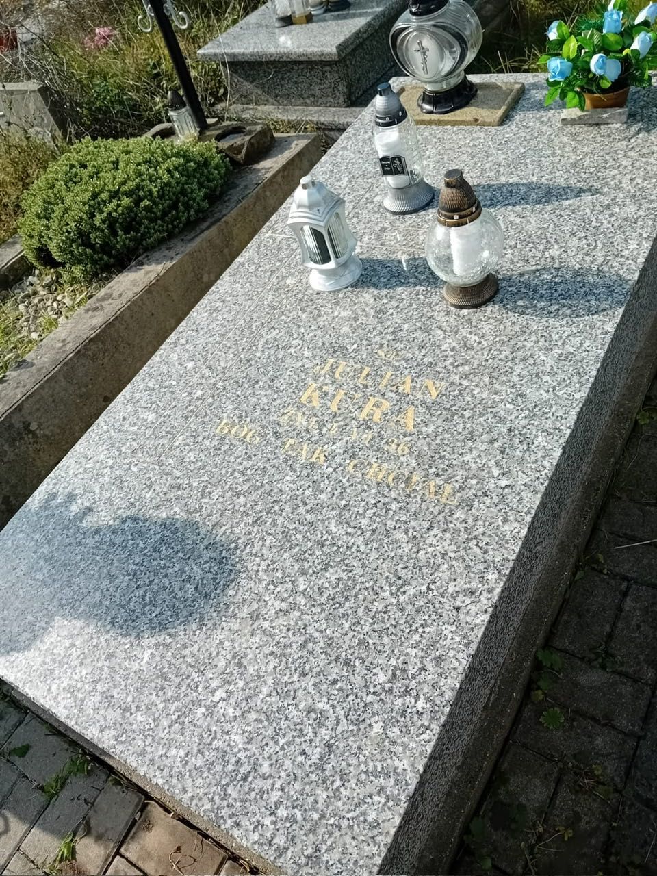 Miejsce na cmentarzu wraz z pomnikiem - Miechów