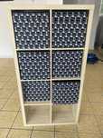 Kallax jasny regał Ikea z pojemnikami
