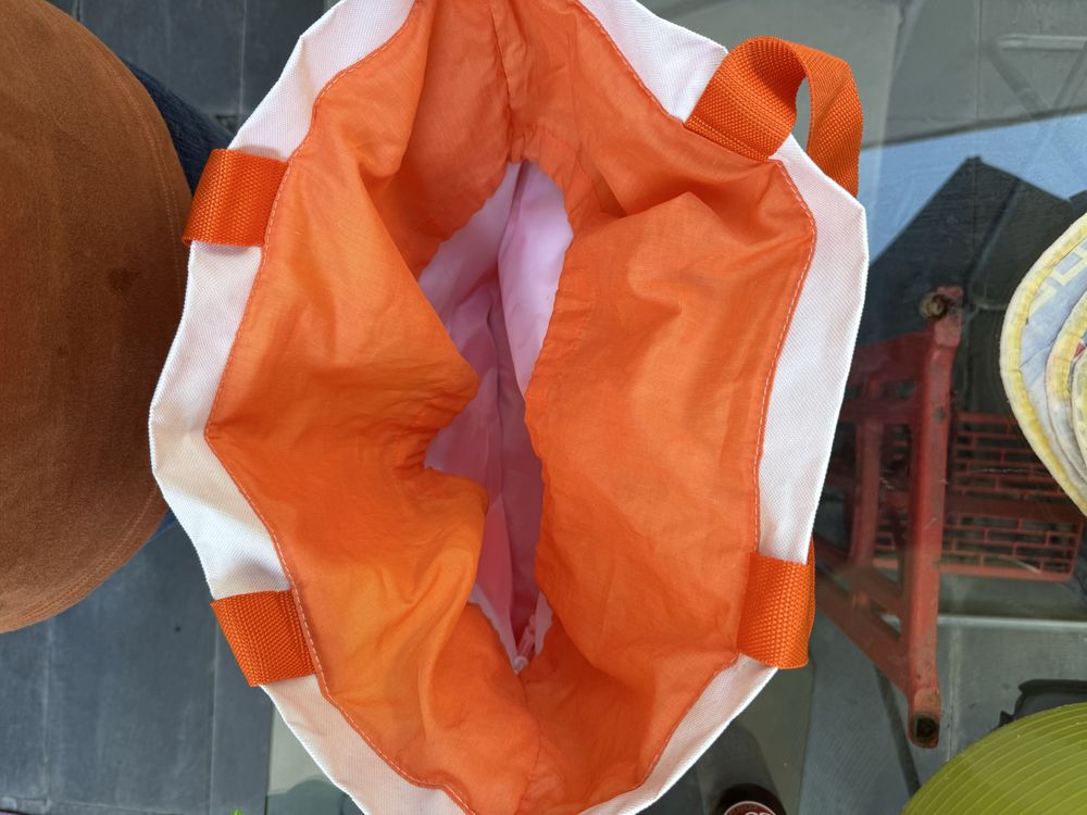 Saco de praia cor de laranja e branco