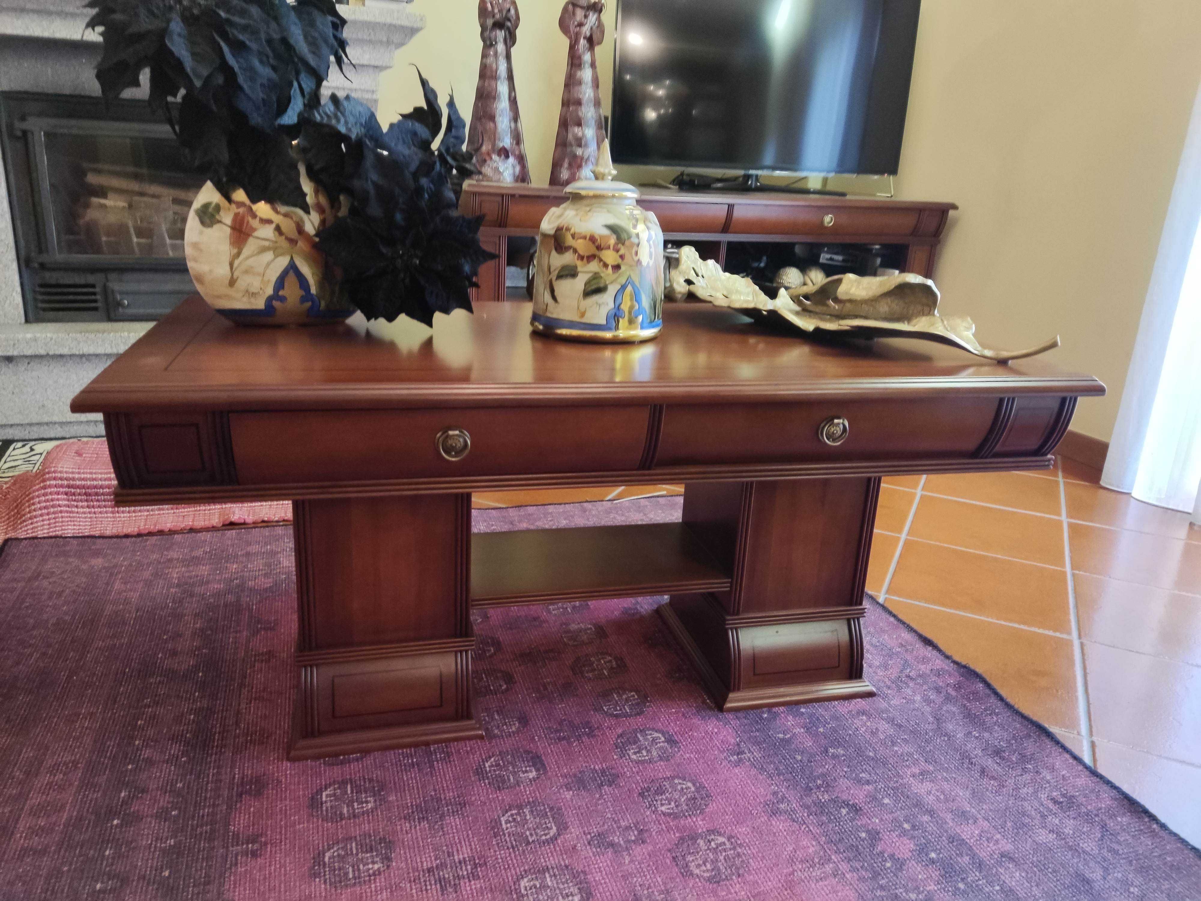 Mesa de centro e móvel de sala em madeira de qualidade