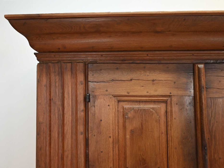 dwustuletnia okazała tradycyjna szafa kołkowana 082901