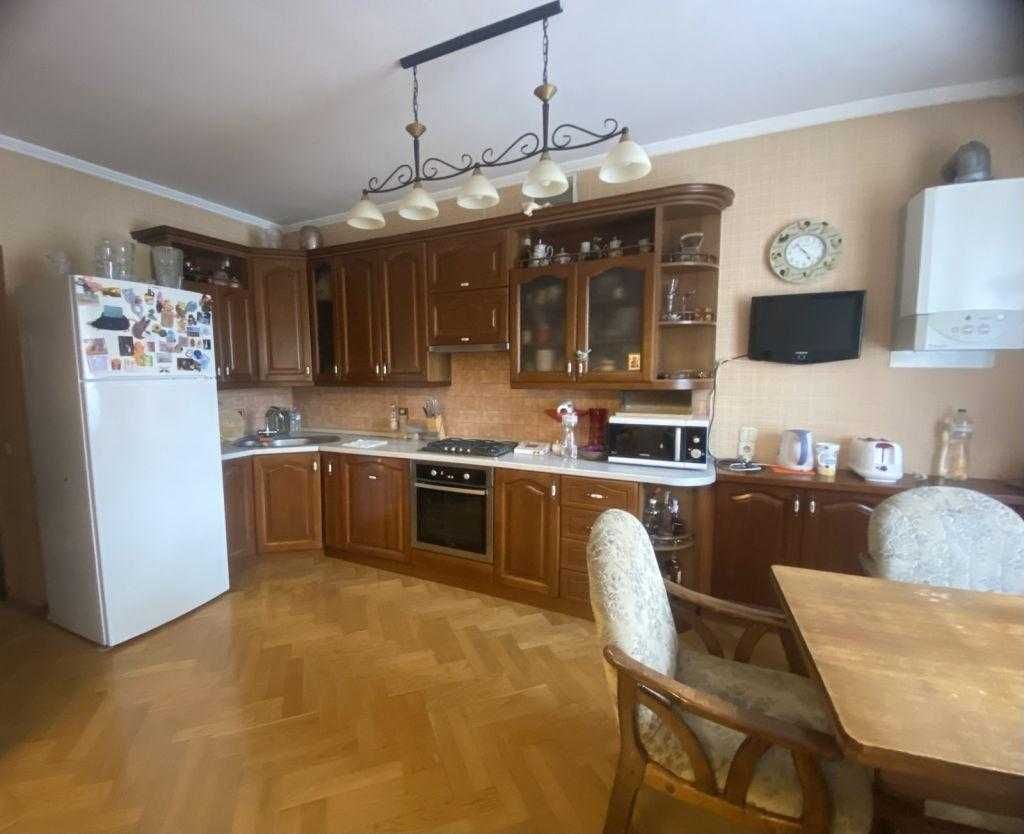 Продам простору 3-кімнатну квартиру в центрі Полтави