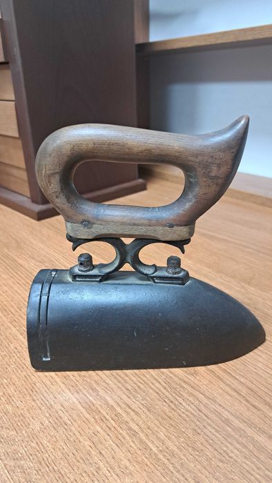 Zabytkowe żelazko z duszą – żeliwne z drewnianą rączką (103)