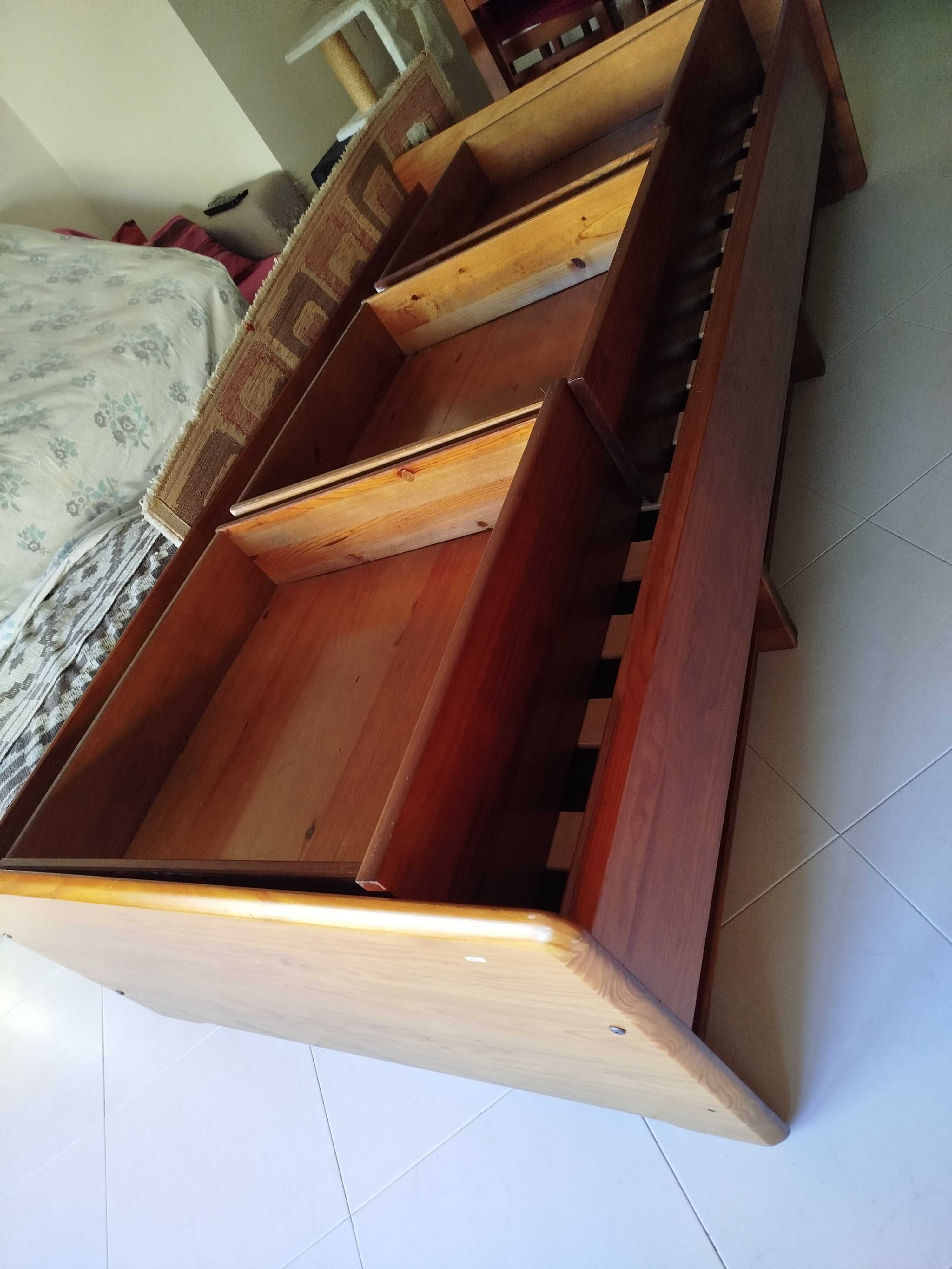 Cama de solteiro em pinho maciço