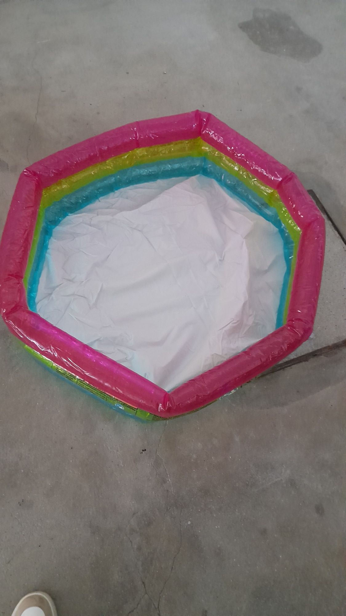 Vendo duas piscinas e boia para bebés