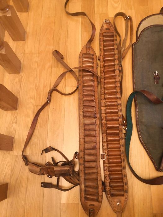 Akcesoria myśliwskie futerał na broń, pas na amunicję,stołek sygałówka