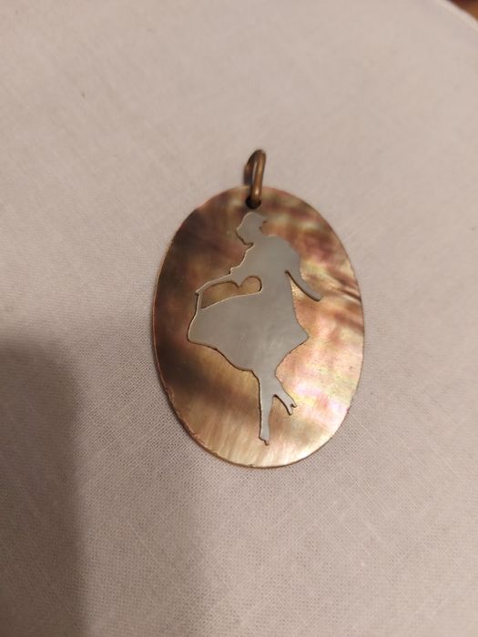 Medalhão / Pingente em Madrepérola Oval.