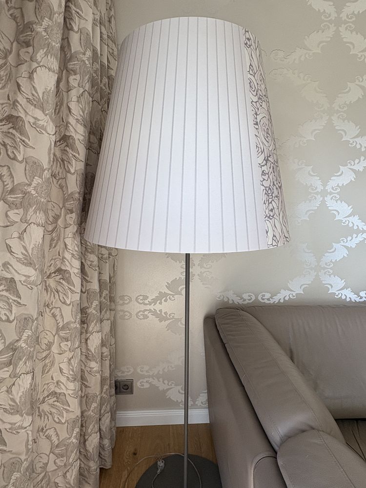 Lampa stojaca wzór różano paskowany