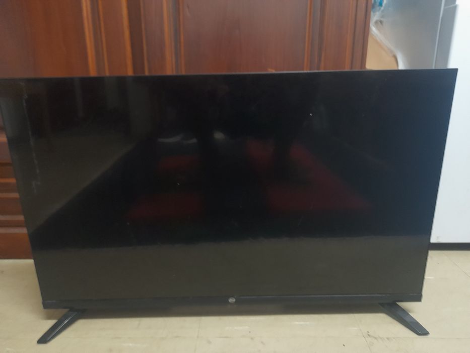 TV Semp 43” – avariada (defeito no backlight) – para peças/reparação