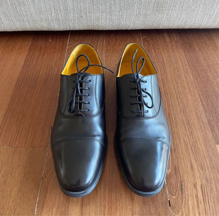 Sapatos elegantes de homem
