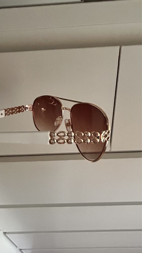 Óculos de Sol Femininos c Detalhes Dourados e pedrinha brilha – NOVO
