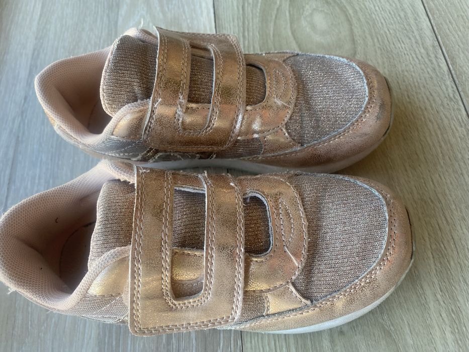 Продам б/у кросівки для дівчинки Bata 31 розмір