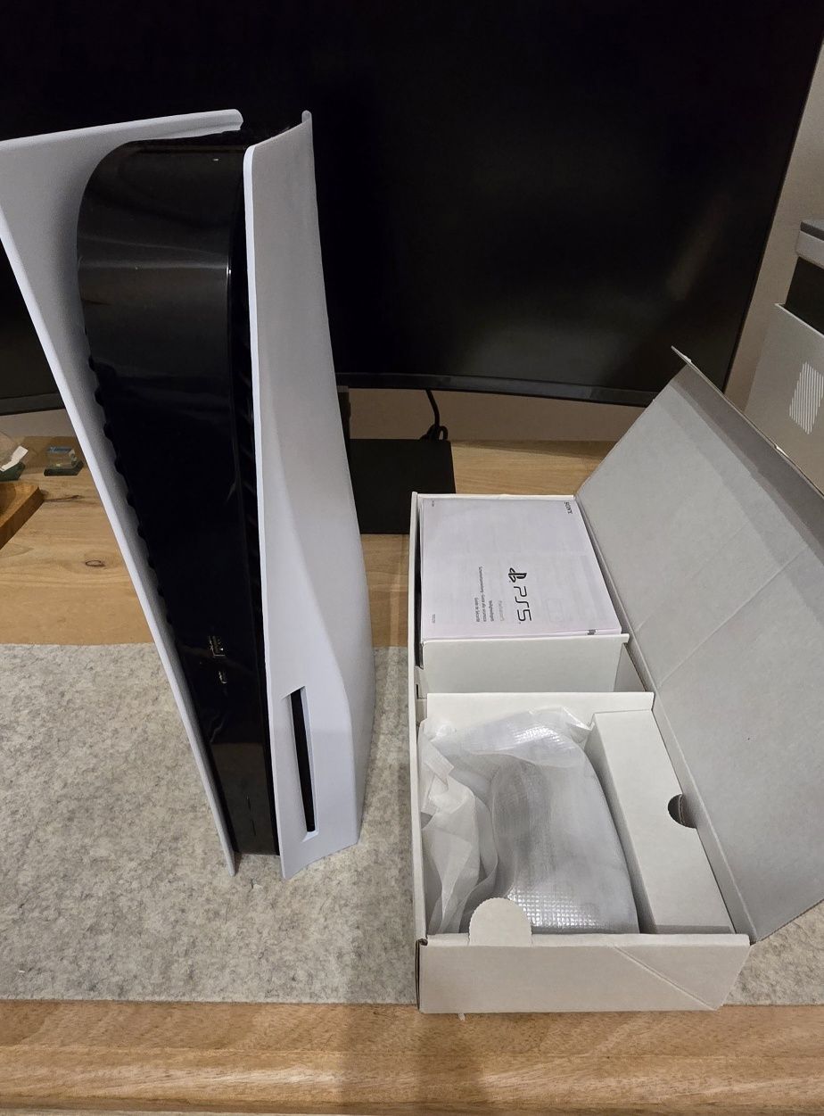 Konsola Playstation 5 z Napędem - wersja 1216A PS5