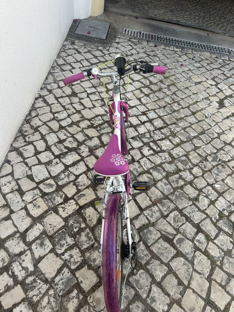 Bicicleta de criança cor de rosa