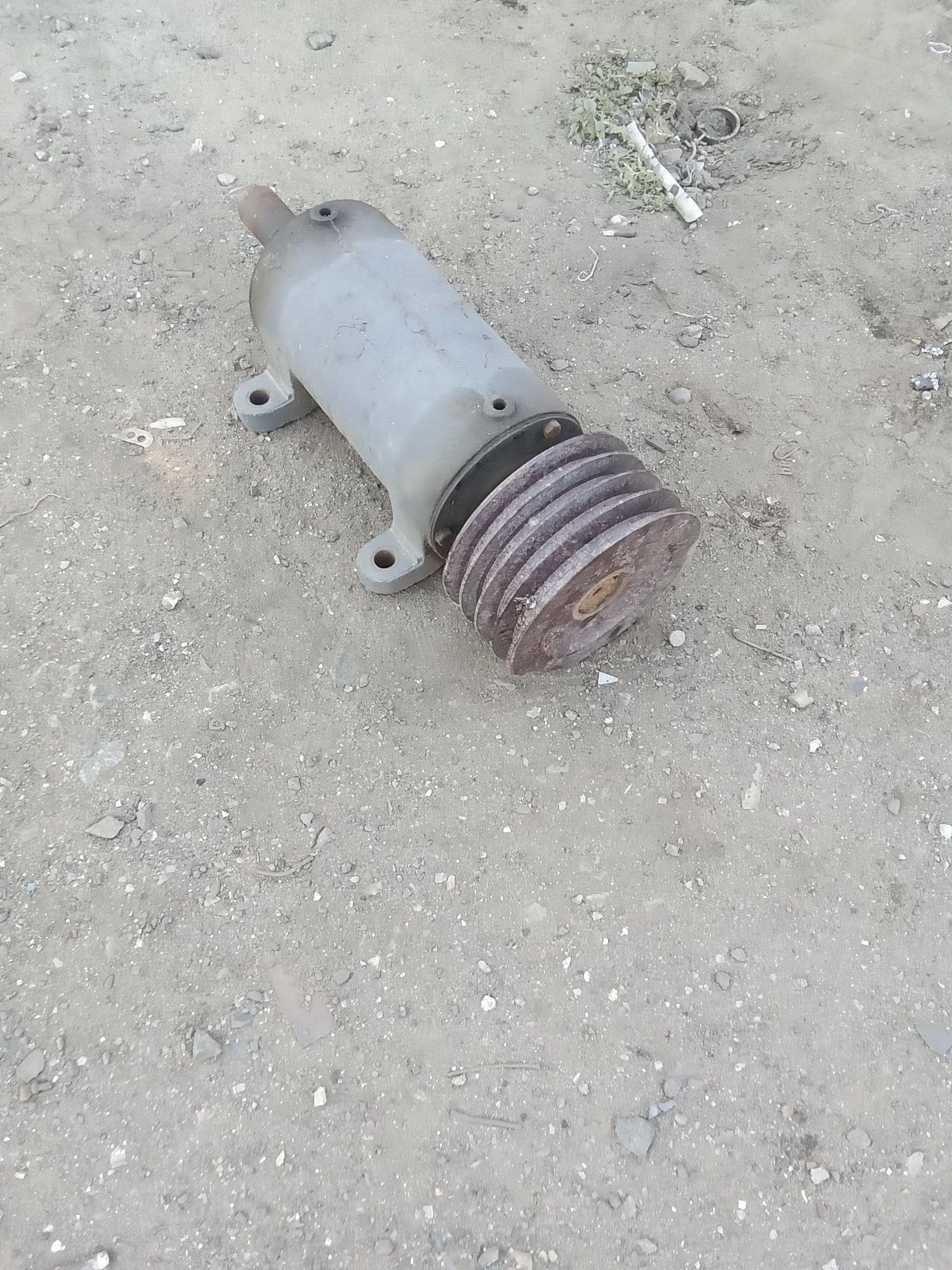 Вал с корпусом и шкивом большой