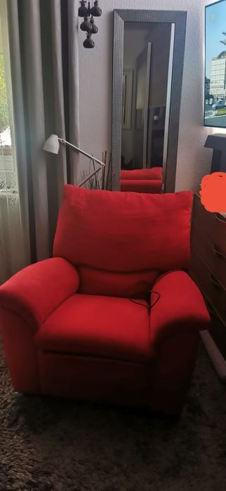 Piękny czerwony fotel elektrycznie rozkładany made in italy stan bdb