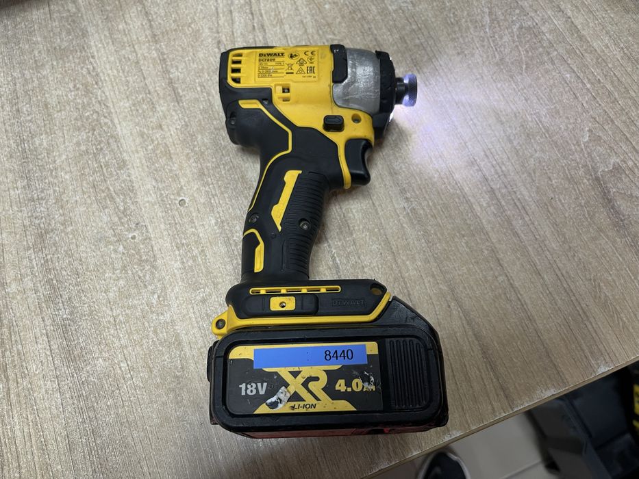 Dewalt DCF809 + АКБ 4.0Ah / безщітковий імпакт Девольт