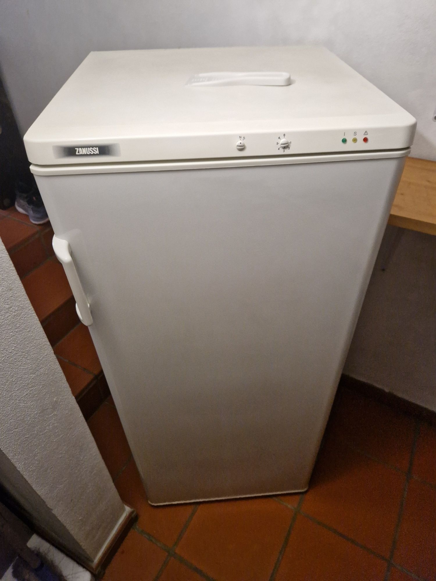 Arca congeladora vertical Zanussi ZV180R