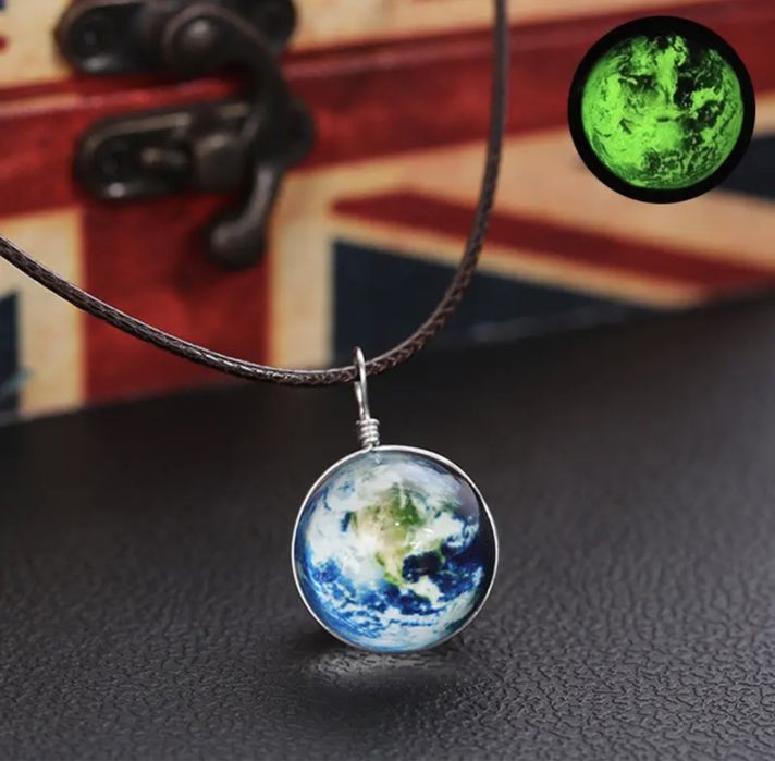 Космічний кулон що світиться на шию