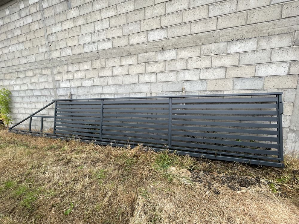 Brama przesuwna 6,15m odsuwa sie w prawa strone, mozliwość montażu