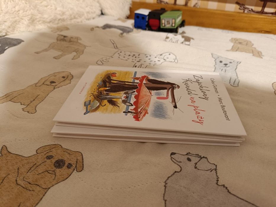 Zapchlony kundel na plaży i w szkole