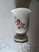 Wazonon z bialej porcelany z motywem róży