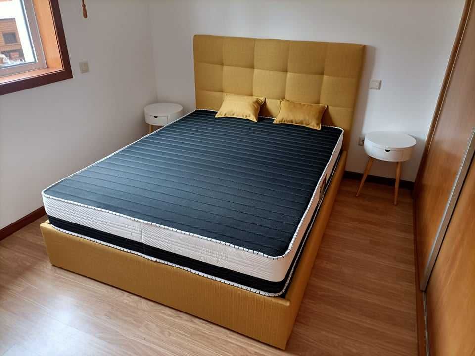 Cama de casal estofada em tecido cor a definir