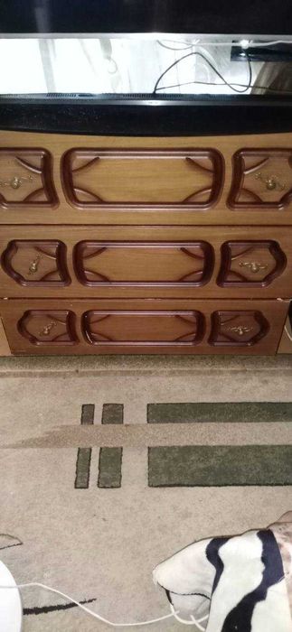 Комод з скляною поверхнею